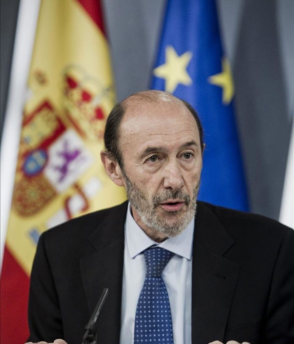 El vicepresidente primero del Gobierno, Alfredo Pérez Rubalcaba, durante la rueda de prensa que ha ofrecido junto al ministro de Trabajo, Valeriano Gómez, tras la reunión del Consejo de Ministros. EFE El vicepresidente primero del Gobierno, Alfredo Pérez Rubalcaba, durante la rueda de prensa que ha ofrecido junto al ministro de Trabajo, Valeriano Gómez, tras la reunión del Consejo de Ministros. EFE