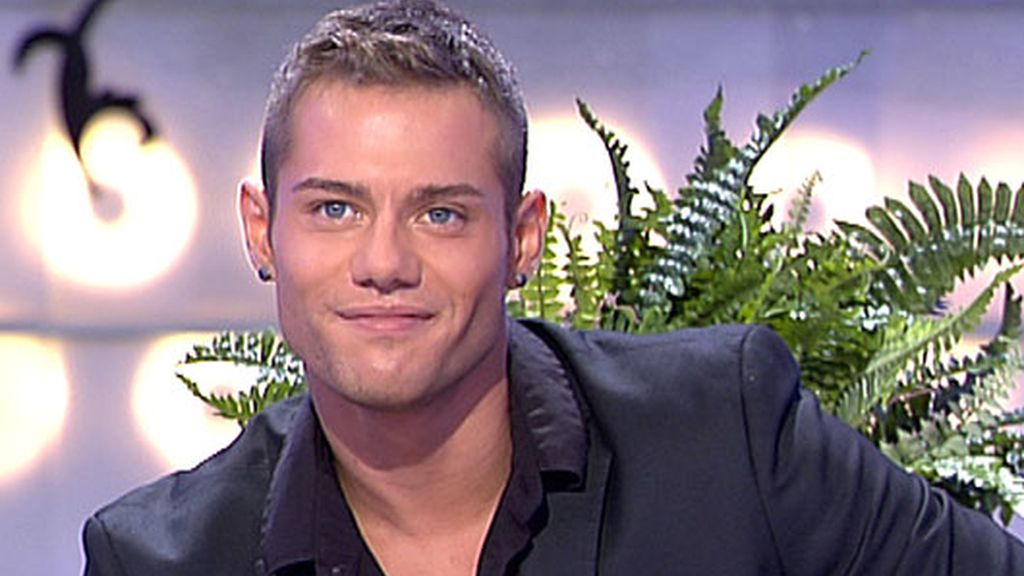 Fabián se sienta en el trono