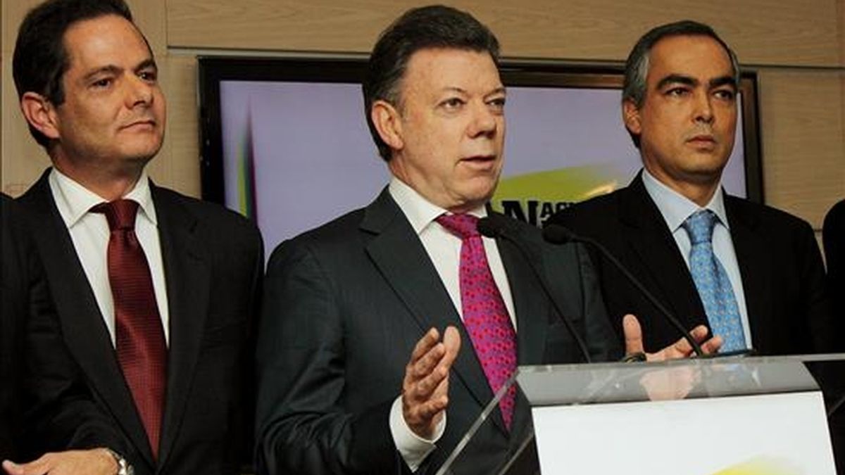 El presidente electo de Colombia, Juan Manuel Santos (c), anunció el nombramiento de los nuevos ministros de Interior y Justicia, Germán Vargas Lleras(i) y de Defensa, Rodrigo Rivera (d), en Bogotá (Colombia). EFE