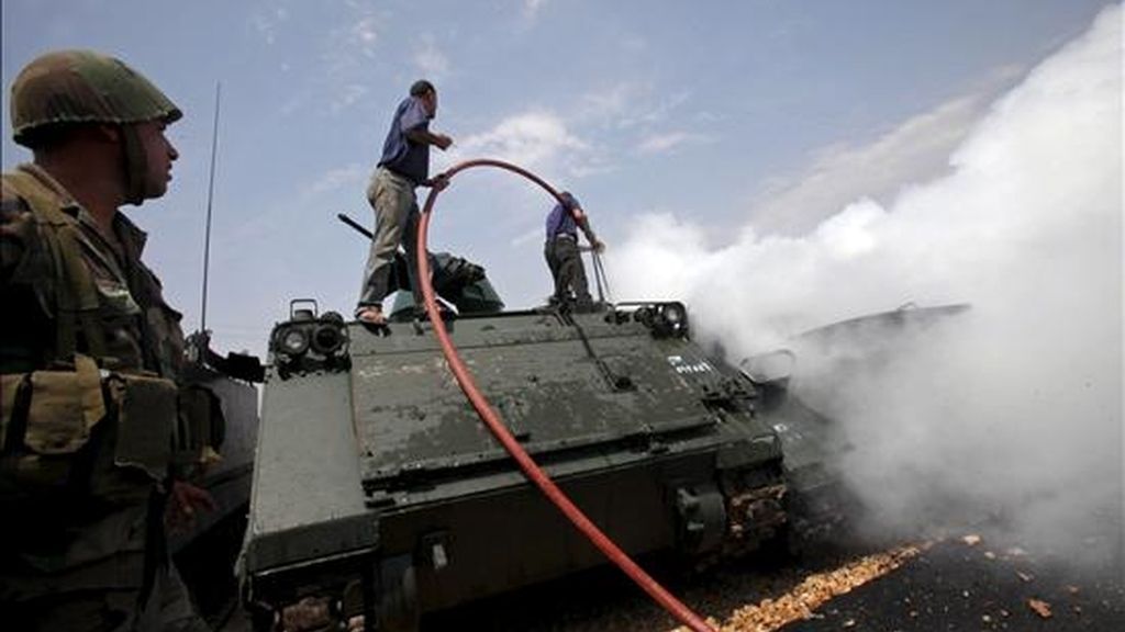 Varias personas apagando el incendio de un vehículo acorazado del Ejército libanés en la base militar de Taibeh, en el Líbano, este martes. EFE Varias personas apagando el incendio de un vehículo acorazado del Ejército libanés en la base militar de Taibeh, en el Líbano, este martes. EFE