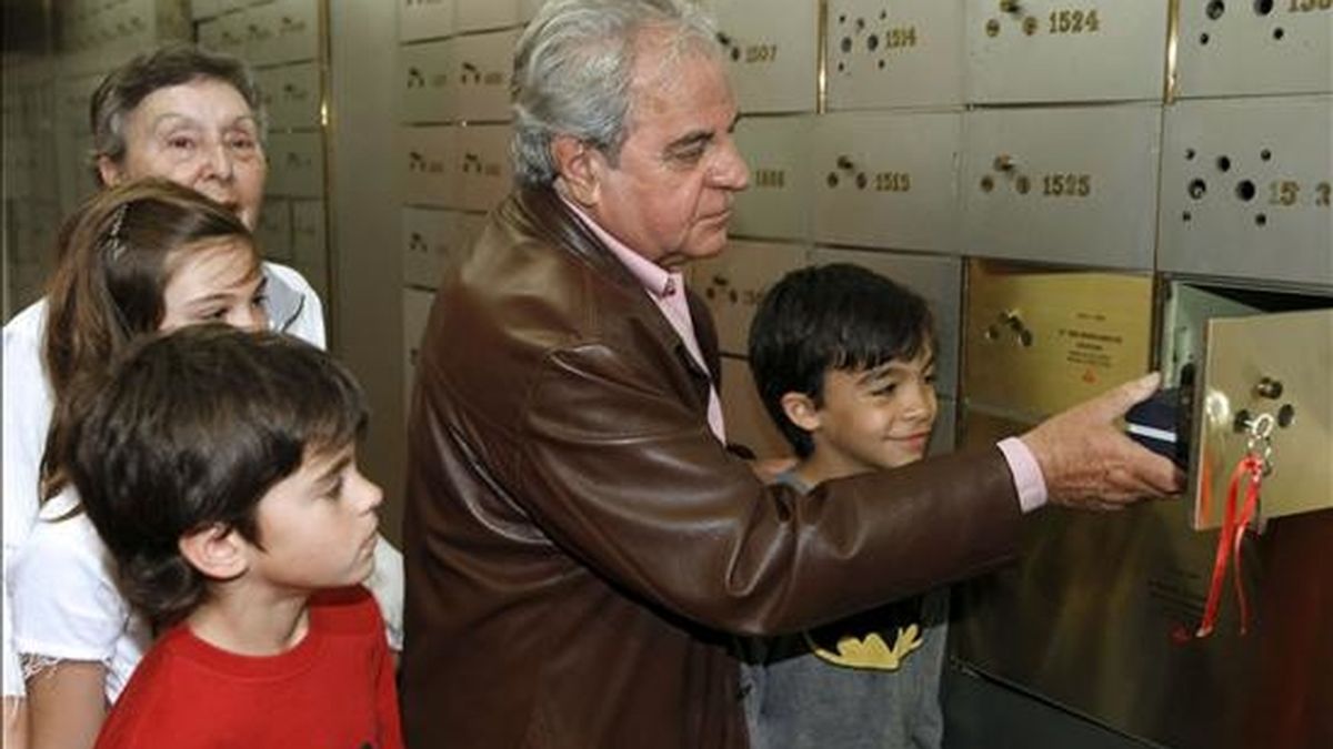El escritor catalán Juan Marsé, premio Cervantes 2008, acompañado de sus nietos deposita hoy un legado personal en la "Caja de las Letras" del Instituto Cervantes. EFE