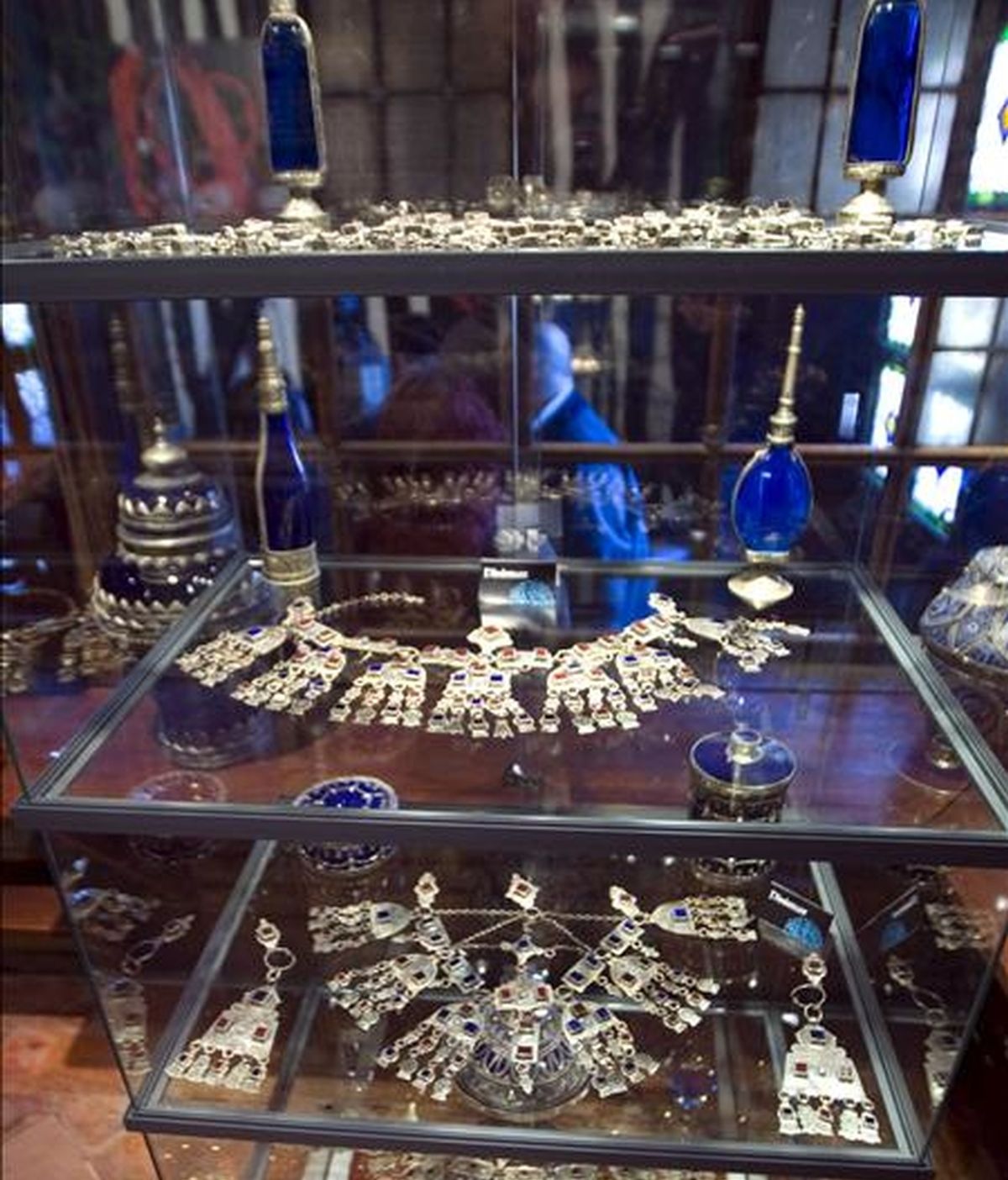 Detalle de varias de las joyas que forman parte de la exposición "Las joyas del Rif", una muestra de la multiculturalidad nacida de la convivencia entre judíos, árabes y cristianos, que se puede visitar en Vitoria. EFE
