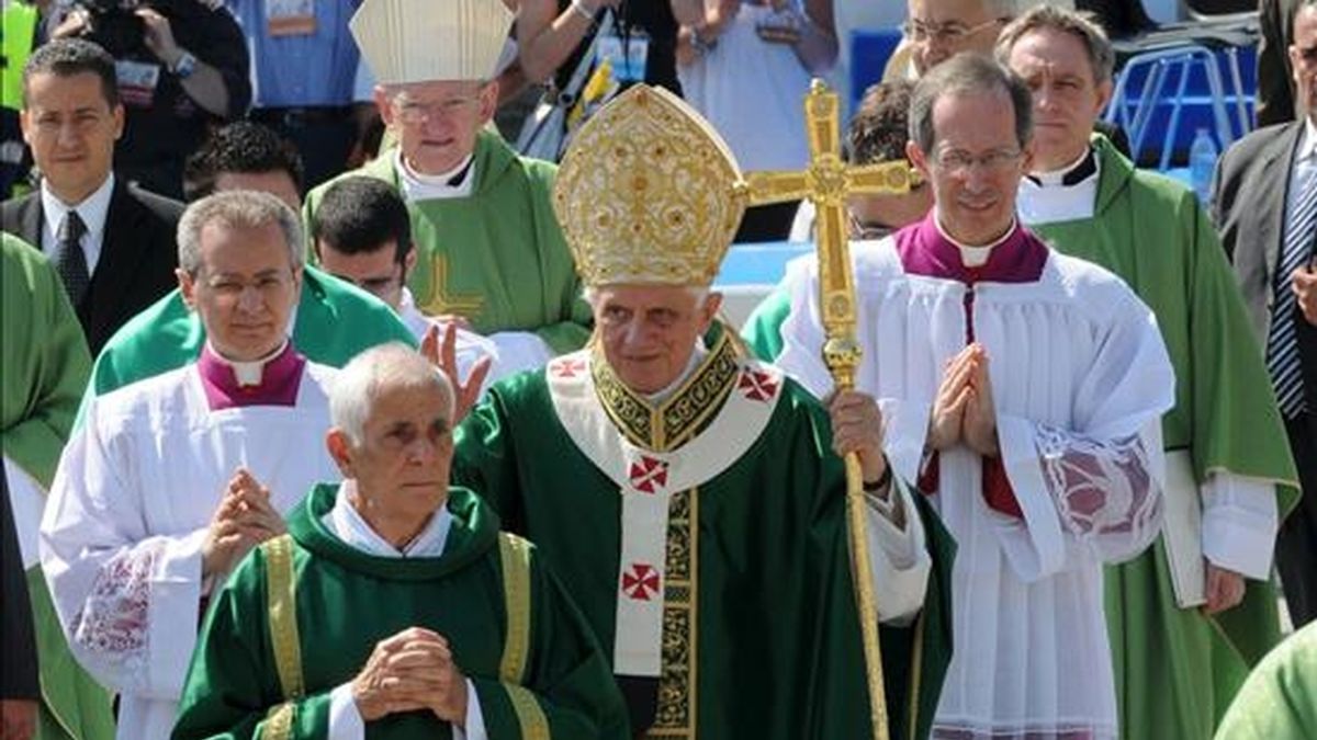 El papa Benedicto XVI saluda a los fieles mientras celebra una misa delante de las reliquias del papa San Celestino V durante una visita pastoral a Sulmona, en Italia central, este domingo. EFE