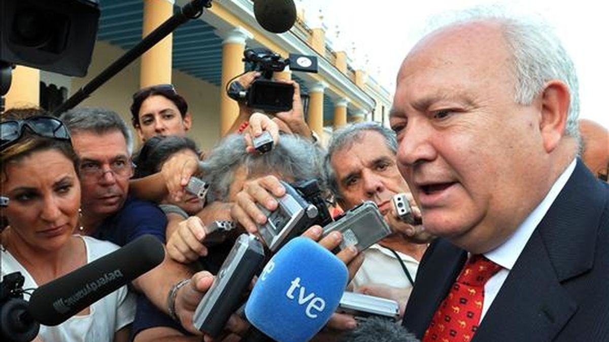 El ministro español de Asuntos Exteriores, Miguel Ángel Moratinos, atendiendo a la prensa el pasado miércoles en La Habana. EFE