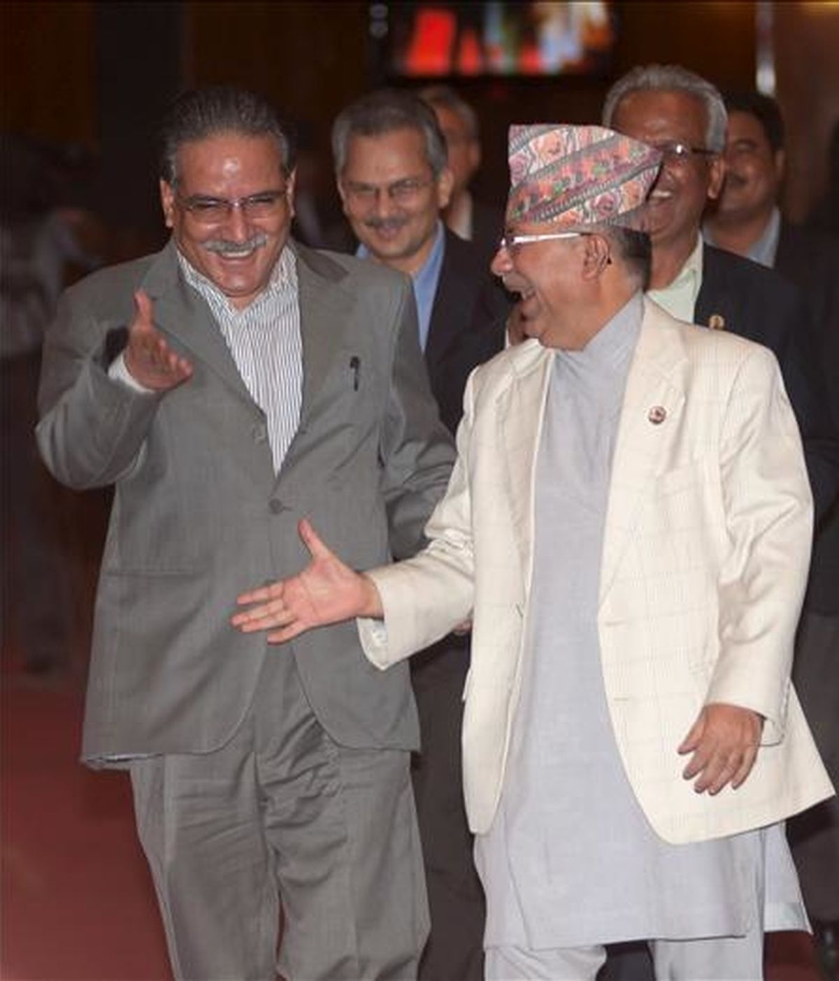 El primer ministro de Nepal, Madhav Kumar (d), y el presidente del Partido Maoísta, Pushpa Kamal Dahal (i), a su llegada al Parlamento en Katmandú este lunes. EFE
