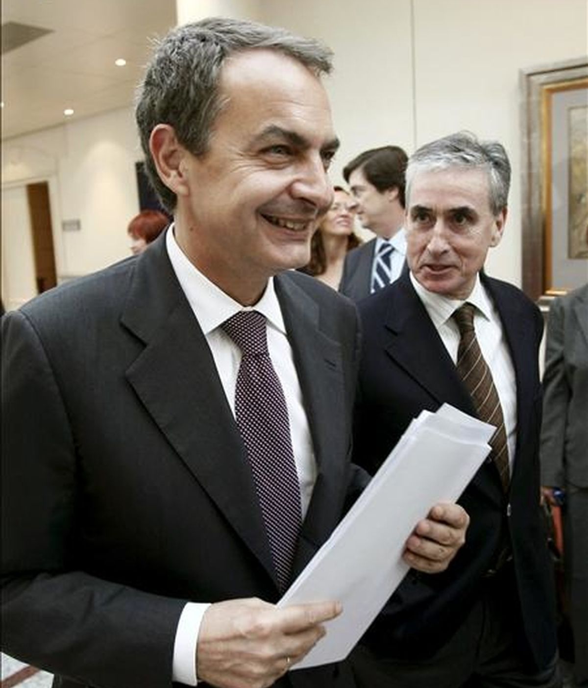 El presidente del Gobierno, José Luis Rodríguez Zapatero (i), y el ministro de la Presidencia, Ramón Jáuregui, a su llegada a una sesión de control al Ejecutivo en el Senado. EFE/Archivo