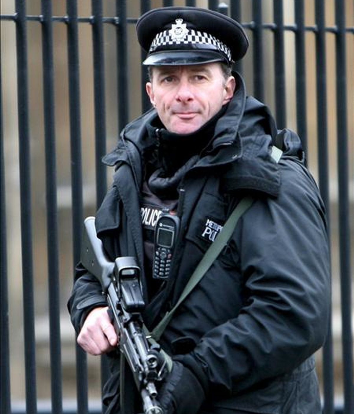 Un policía británico vigila en los alrededores del Parlamento en Londres (Reino Unido). EFE/Archivo