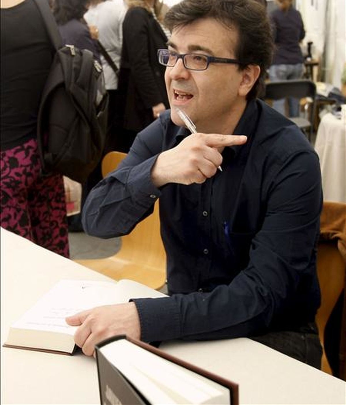 El escritor Javier Cercas durante la firma de libros que ha tenido lugar hoy en Barcelona con motivo de la celebración de la Diada de Sant Jordi. EFE