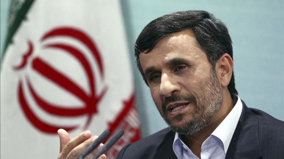 El presidente iraní, Mahmud Ahmadineyad, comparece ante los medios en Teherán, Irán, el pasado lunes, 4 de abril. EFE/Archivo