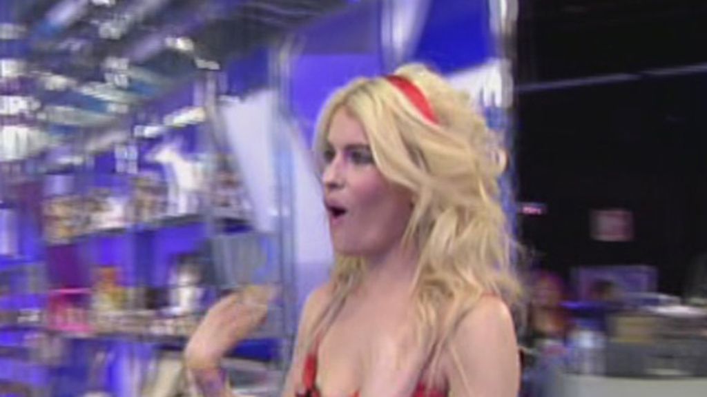 Adriana, de rojo pasión en 'Sálvame'