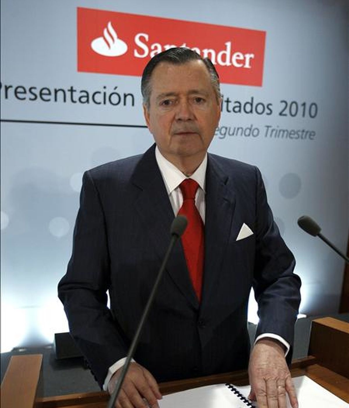 El vicepresidente y consejero delegado del Banco Santander, Alfredo Saez, durante la presentación en rueda de prensa de los resultados del primer semestre, en el que la entidad financiera ha ganado 4.445 millones de euros, un 1,6% menos que en el mismo perido de 2009. EFE