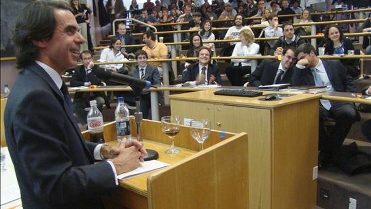 El ex presidente del gobierno español, José María Aznar, hoy durante una conferencia en la Universidad de Harvard. EFE