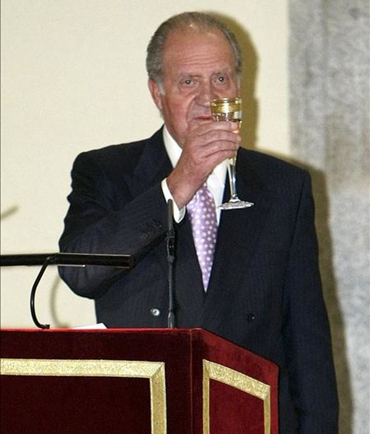 El rey Juan Carlos, durante un brindis tras su discurso en el palacio de El Pardo el pasado mes de noviembre, donde presidió la reunión anual del Patronato del Instituto Cervantes. EFE/Archivo