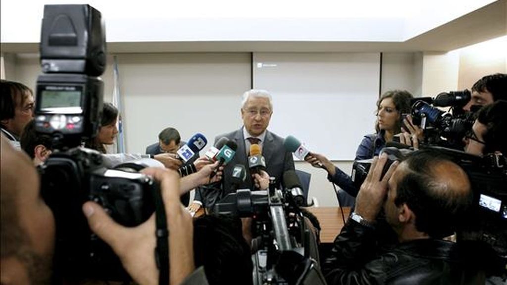 El delegado de la Agencia Tributaria en A Coruña, Luis Pazos, responde a las preguntas de los periodistas antes del inicio de la subasta de un primer paquete de bienes decomisados por la Audiencia Nacional a la red de narcotraficantes conocidos como "Los Charlines", por un valor de tasación próximo a los ocho millones de euros. EFE El delegado de la Agencia Tributaria en A Coruña, Luis Pazos, responde a las preguntas de los periodistas antes del inicio de la subasta de un primer paquete de bienes decomisados por la Audiencia Nacional a la red de narcotraficantes conocidos como "Los Charlines", por un valor de tasación próximo a los ocho millones de euros. EFE