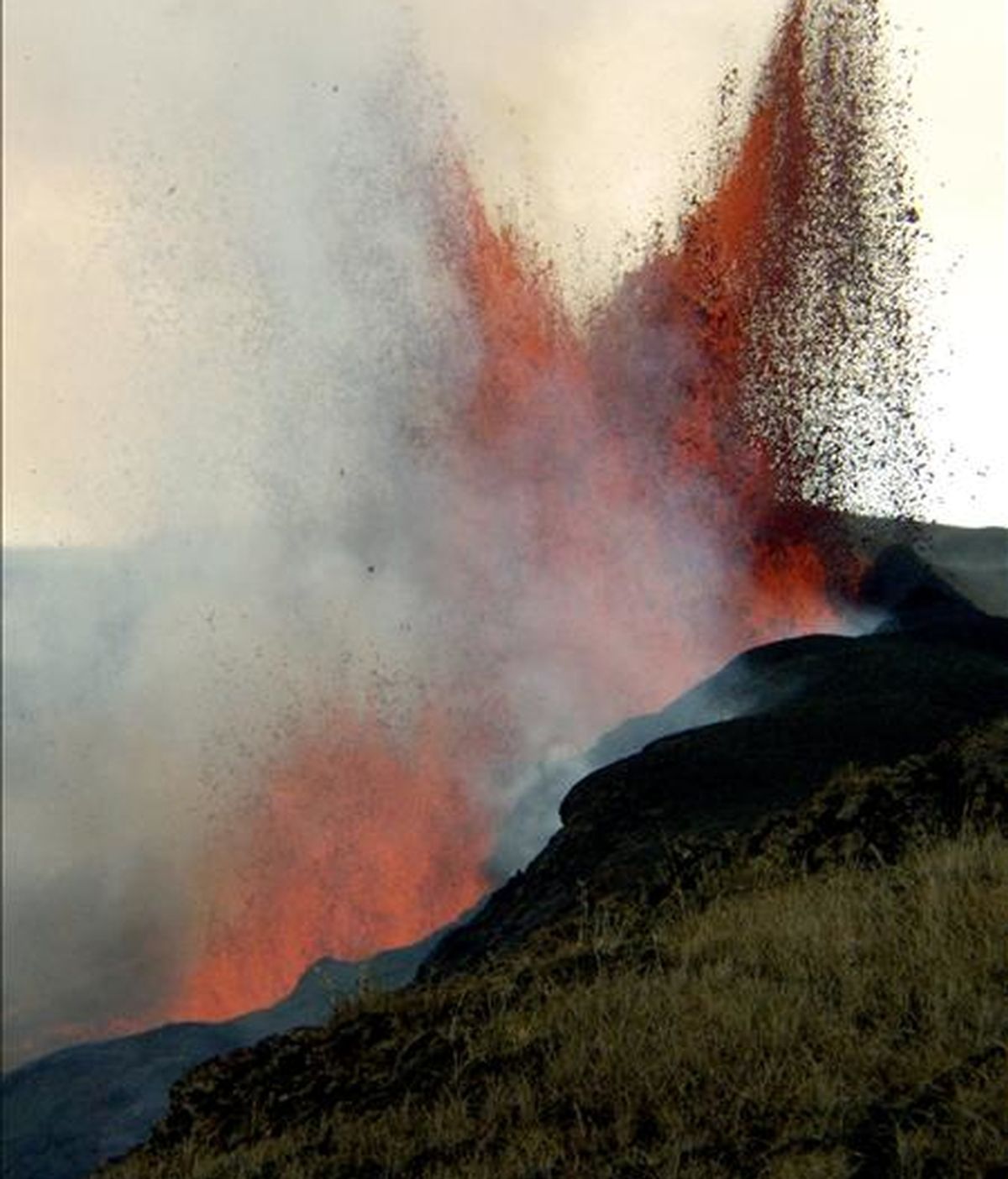 Imagen del volcán Sierra Negra, en la isla Isabela del archipiélago ecuatoriano de Galápagos, que desde el sábado pasado sufre un incendio. EFE