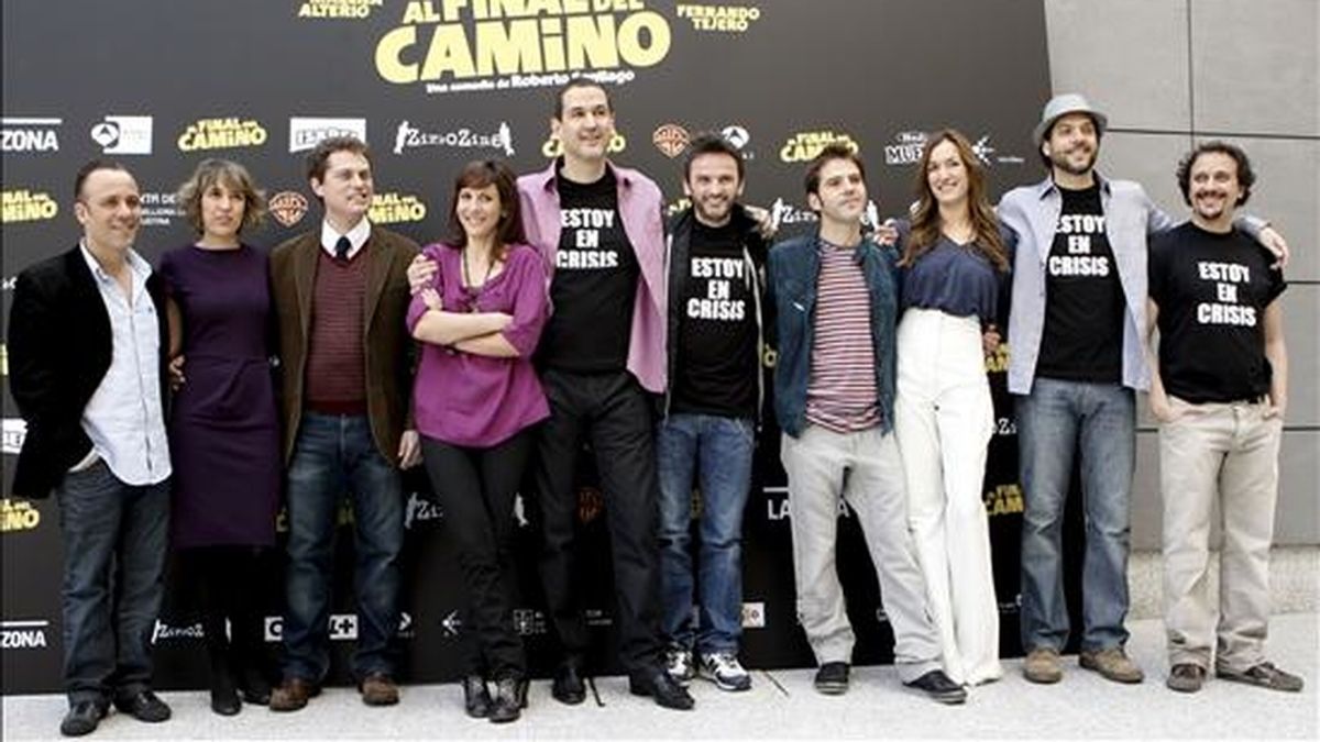 El director de cine Roberto Santiago posa junto al equipo de la película "Al final del camino", durante la presentación de este film, hoy en Madrid. EFE
