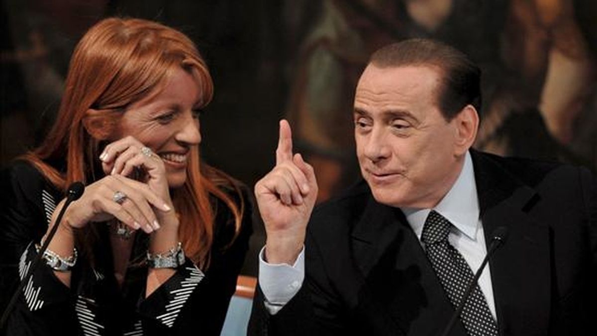 El primer ministro italiano Silvio Berlusconi (d), y la ministra de Turismo, Michela Vittoria Brambilla (i), durante la presentación de una nueva iniciativa para incentivar el turismo, en Roma, Italia, ayer 3 de junio. EFE