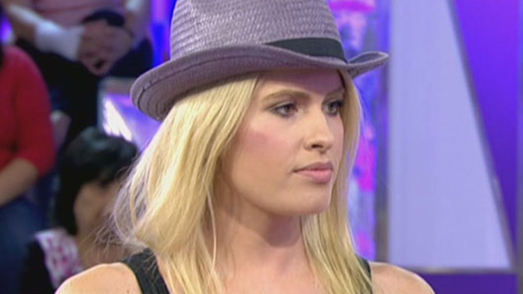 Adriana Abenia sufre un percance con el tinte del pelo