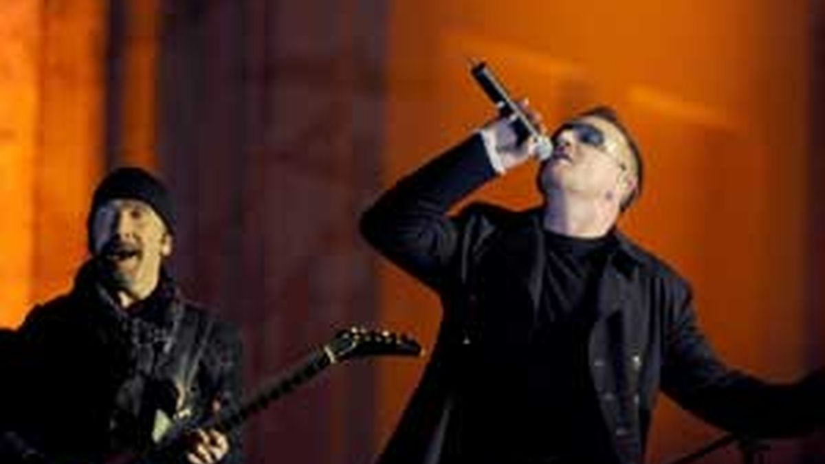 El líder de la banda irlandesa U2, Bono, y el guitarrista de la banda, The Edge, actúan en un concierto frente a la Puerta de Brandenburgo en Berlín, Alemania. Foto: EFE