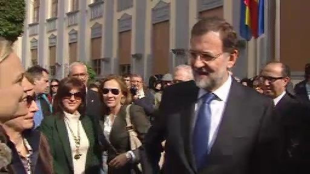 Rajoy rodeado de niños y mayores en Melilla