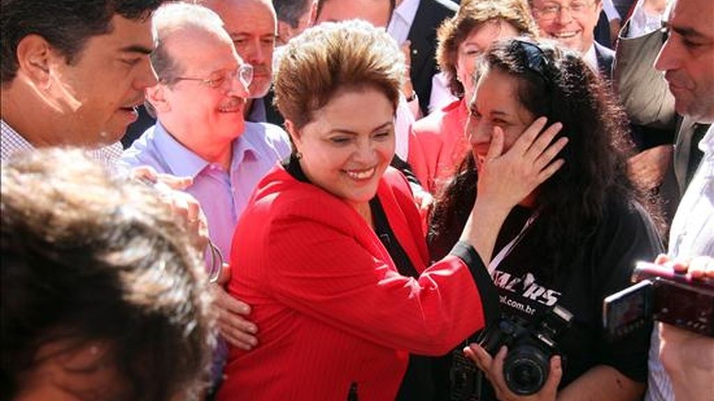 La candidata a la presidencia de la república de Brasil por el Partido de los Trabajadores (PT), Dilma Rousseff (c), saluda a un grupo de seguidores al iniciar su campaña este 6 de julio en la ciudad de Porto Alegre, sur de Brasil. EFE La candidata a la presidencia de la república de Brasil por el Partido de los Trabajadores (PT), Dilma Rousseff (c), saluda a un grupo de seguidores al iniciar su campaña este 6 de julio en la ciudad de Porto Alegre, sur de Brasil. EFE