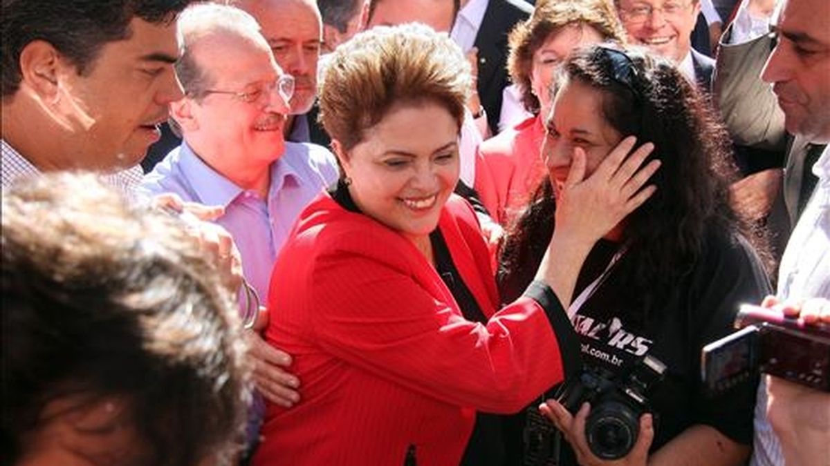 La candidata a la presidencia de la república de Brasil por el Partido de los Trabajadores (PT), Dilma Rousseff (c), saluda a un grupo de seguidores al iniciar su campaña este 6 de julio en la ciudad de Porto Alegre, sur de Brasil. EFE