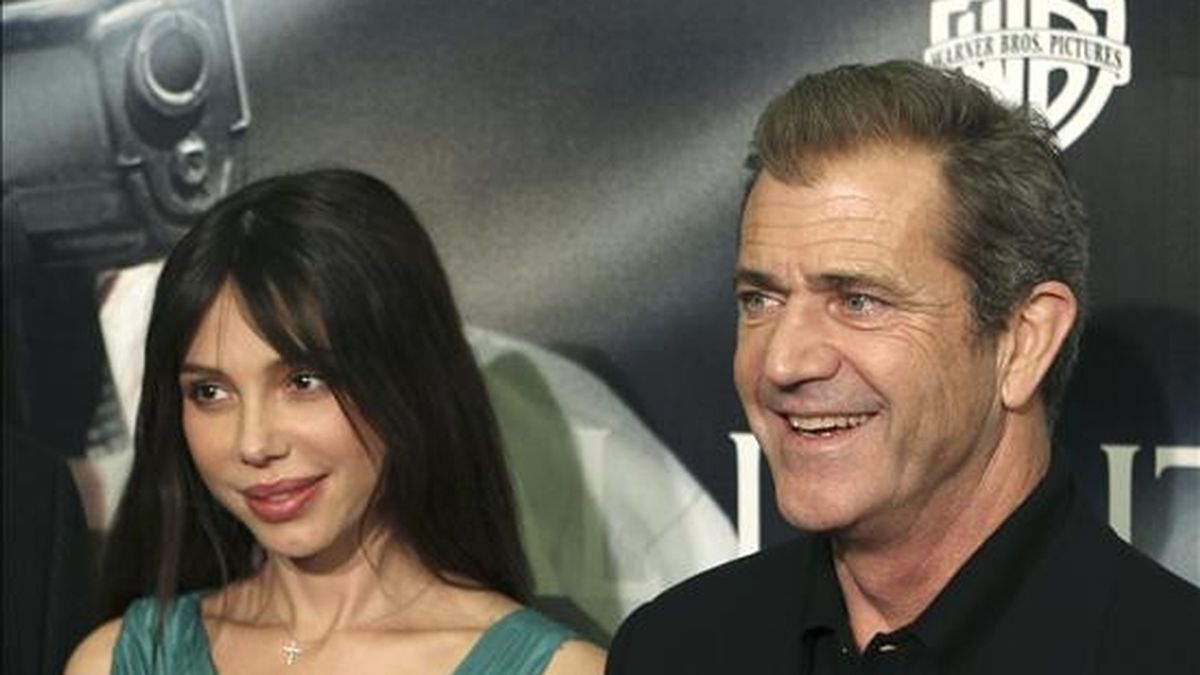 Oksana Grigorieva obtuvo una orden de alejamiento temporal sobre Mel Gibson, quien, a través de sus abogados, acusó a su ex pareja de estar detrás de su dinero y no dejarle ver a su hija Lucía, de un año. EFE/Archivo
