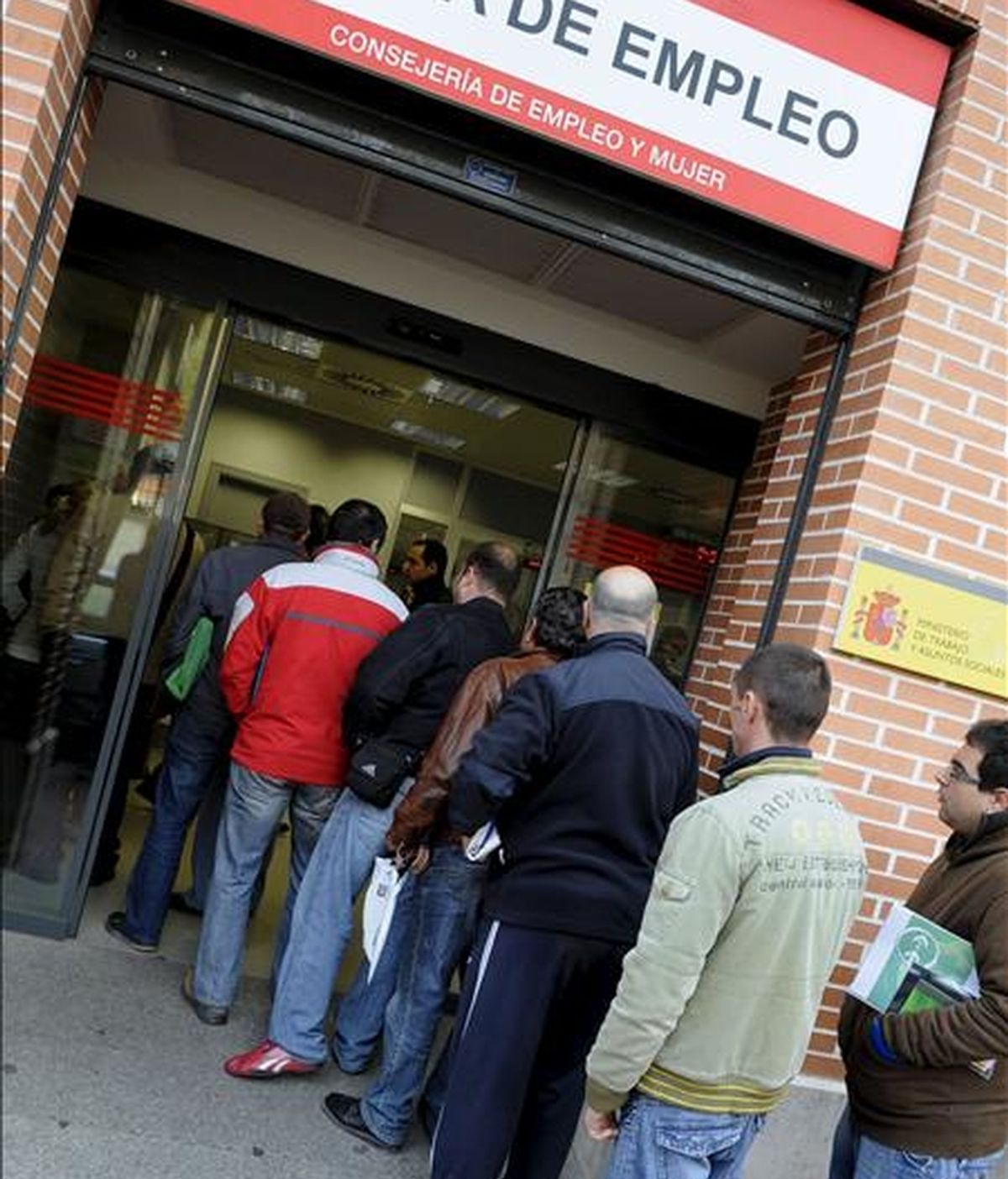 Varias personas hacen cola en una oficina de empleo en Madrid. EFE/Archivo