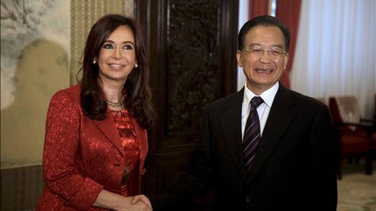 La presidenta argentina, Cristina Fernández de Kirchner (i), saluda hoy al primer ministro de China, Wen Jiabao, durante la reunión que han mantenido en el Zhongnanhai de Pekín (China). EFE