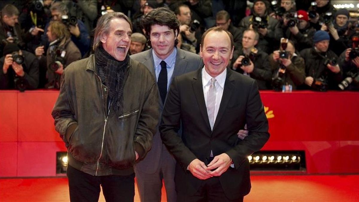 El actor británico Jeremy Irons (i), el actor estadounidense Kevin Spacey (d) y el director estadounidense J.C. Chandor posan antes de la proyección de "Margin Call" en la 61ª edición del Festival Internacional de Cine de Berlín, en la capital alemana. EFE