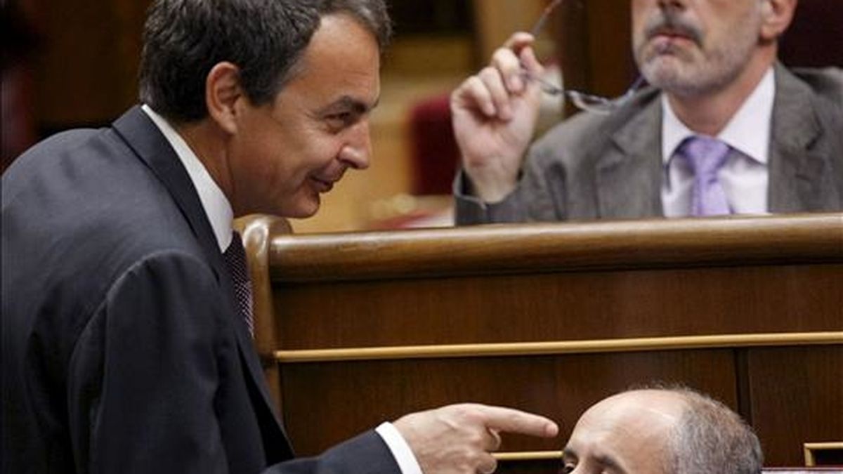 El presidente del Gobierno, José Luis Rodríguez Zapatero (i) conversa con el portavoz del PNV en el Congreso, Josu Erkoreka. EFE