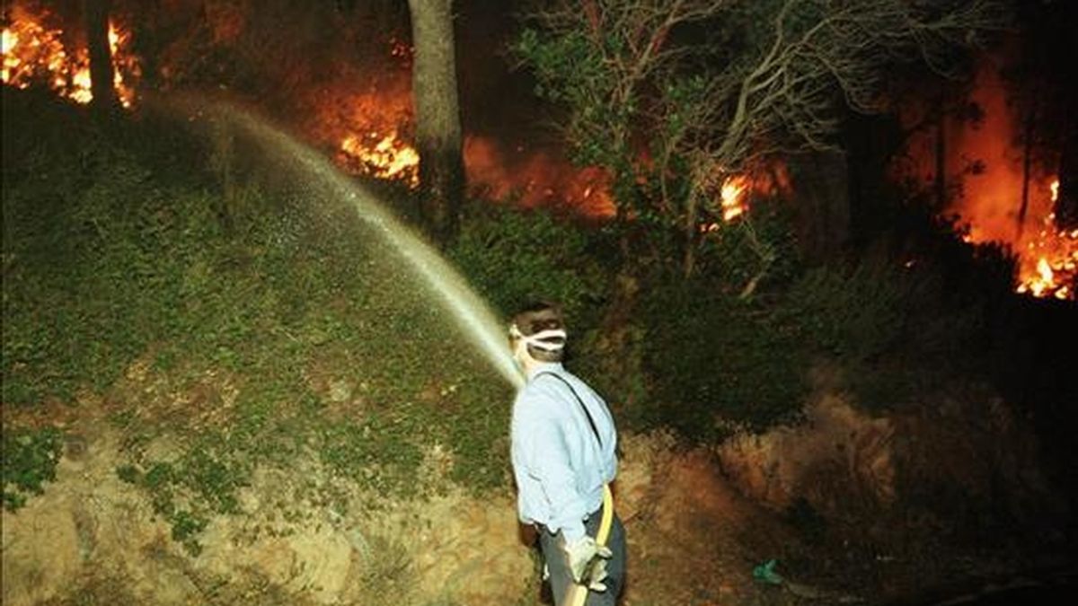 En la imagen de 2001, un incendio forestal en Begur. EFE/Archivo