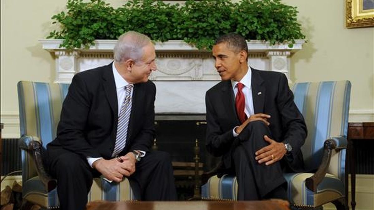 El presidente estadounidense, Barack Obama, conversa con el primer ministro israelí, Benjamin Netanyahu, en el Despacho Oval de la Casa Blanca, en Washington, EE.UU.. EFE