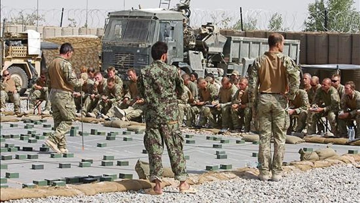 Las tropas escuchan hoy las instrucciones finales para la Operación Tor Shezada en Helmand (Afganistán). La operación del Ejército afgano y las tropas de la ISAF (Fuerza Internacional de Asistencia a la Seguridad), contra los insurgentes, tendrá lugar desde Sayedebab al sur de Nad E Ali en la provincia de Helmand. EFE/CPL Joe Blogs/Ministerio Británico de Defensa