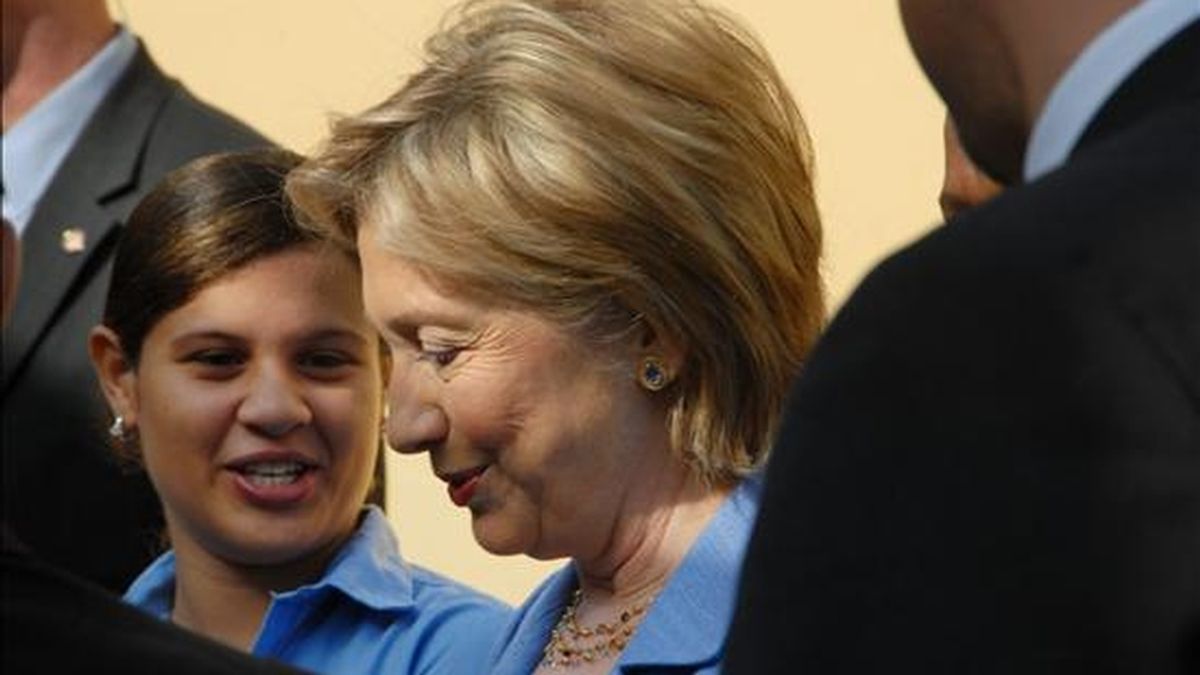 La secretaria de Estado de Estados Unidos, Hillary Clinton (c), sonríe este 17 de abril, junto a una alumna de la escuela Rosa Duarte en Santo Domingo (República Dominicana). EFE