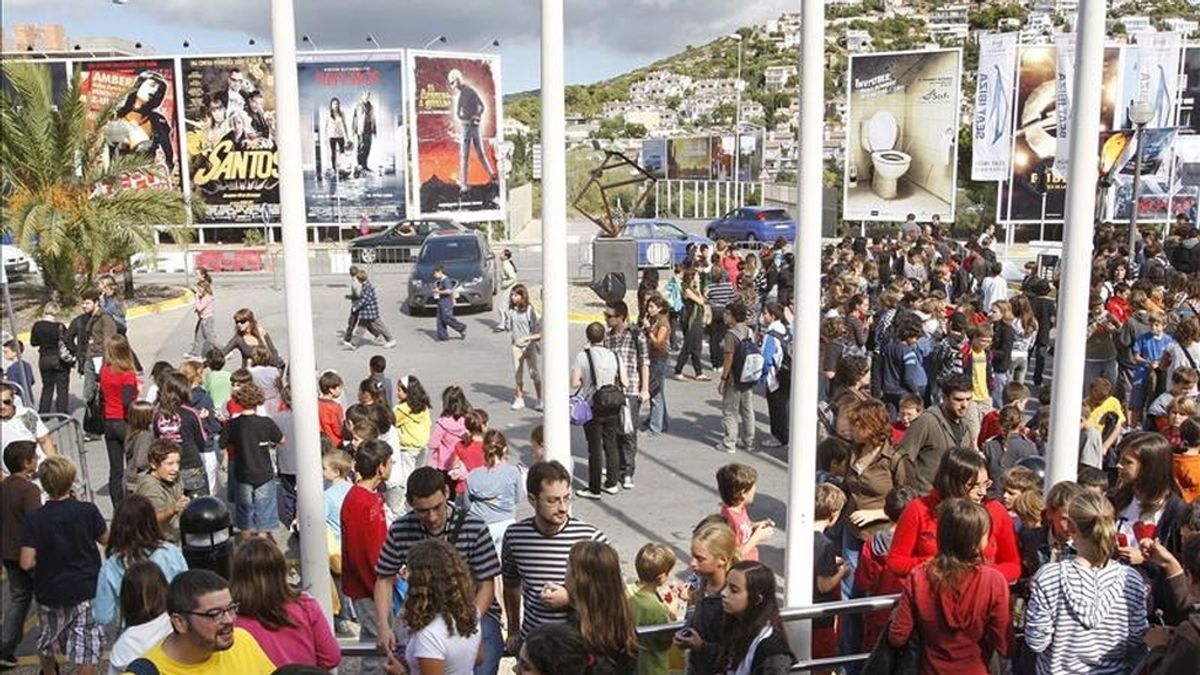 El público asistente hace cola ante el auditorio para asistir al Festival de Cine de Sitges. EFE/Archivo
