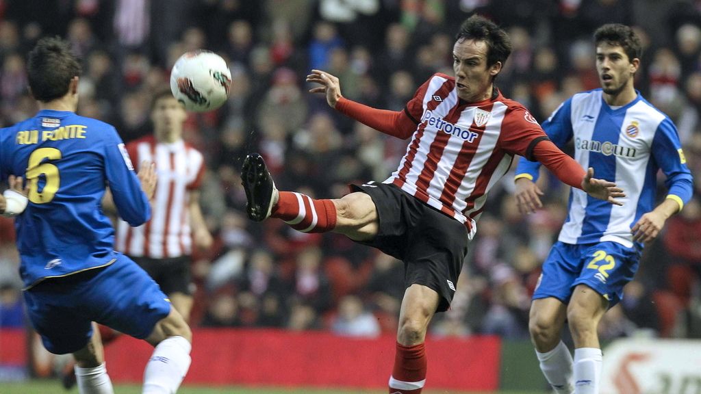 David López disputa un balón con el delantero portugués del RCD Espanyol Rui Fonte