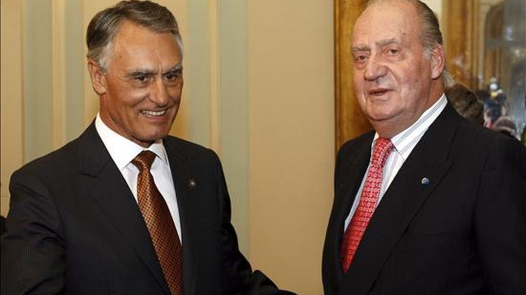 El rey Juan Carlos de España (d), es recibido por el presidente de Portugal, Anibal Cavaco Silva (i), a su llegada hoy, miércoles 6 de octubre, al Club Portuense donde el presidente portugués ha ofrecido una cena en honor del Monarca español con motivo del VI Encuentro COTEC Europa que se celebrará mañana en Oporto. EFE El rey Juan Carlos de España (d), es recibido por el presidente de Portugal, Anibal Cavaco Silva (i), a su llegada hoy, miércoles 6 de octubre, al Club Portuense donde el presidente portugués ha ofrecido una cena en honor del Monarca español con motivo del VI Encuentro COTEC Europa que se celebrará mañana en Oporto. EFE