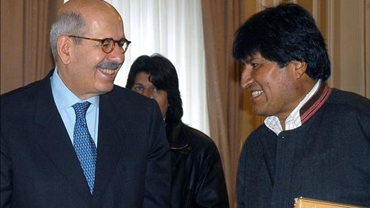 Imagen de este viernes del director de la OIEA, Mohamed El Baradei, en el momento que es recibido por el presidente de Bolivia, Evo Morales. EFE