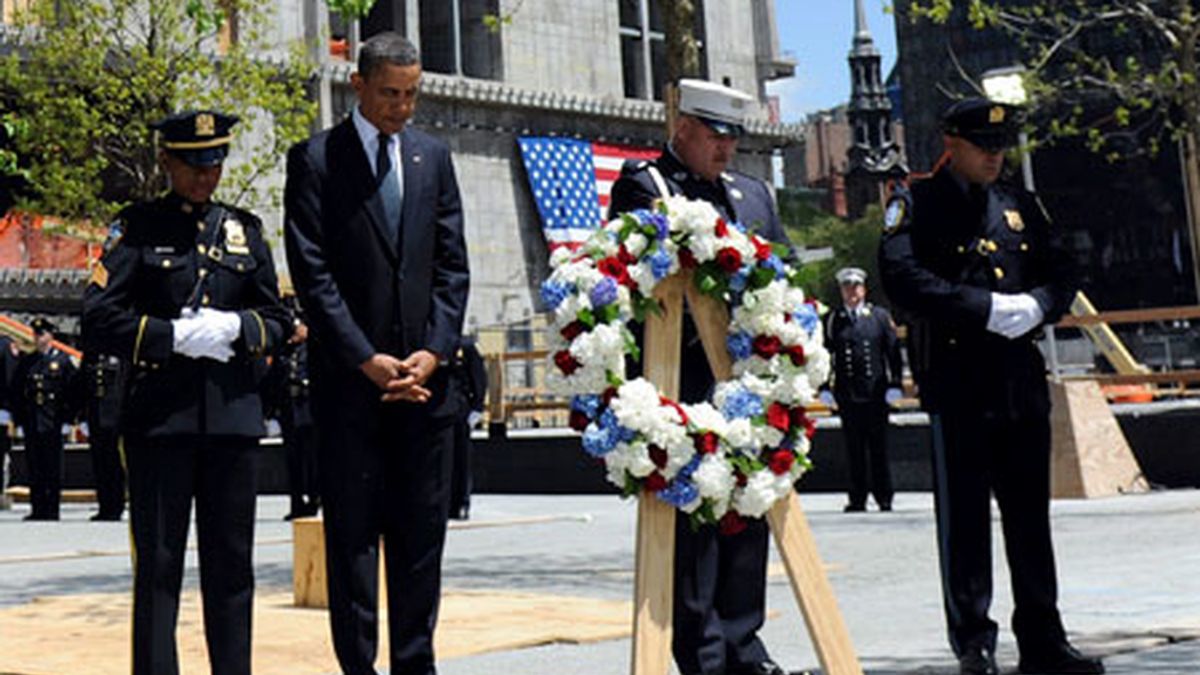 El presidente de EEUU, Barack Obama, saluda a los bomberos que socorrieron a las víctimas de los atentados del 11-S en Nueva York. Vídeo: Informativos Telecinco.