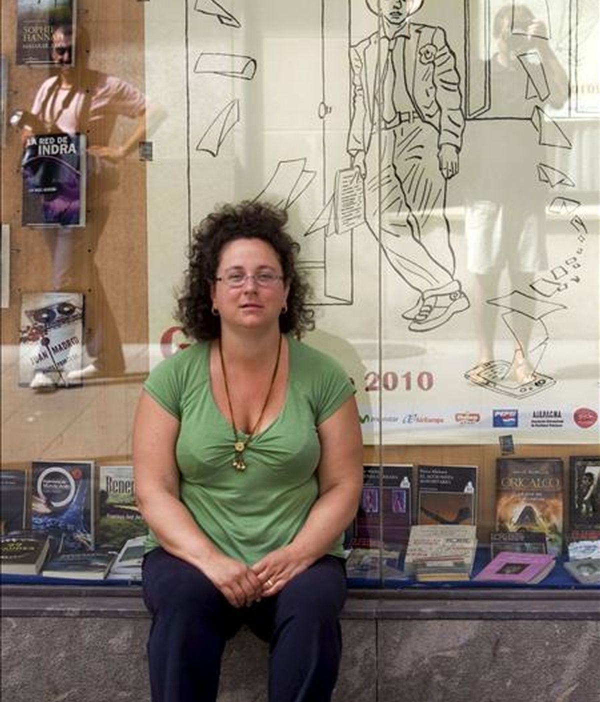 La escritora británica Sophie Hannah posa para los medios hoy en Gijón donde ha presentado su novela "Matar de amor", en el marco de la Semana Negra de Gijón. EFE