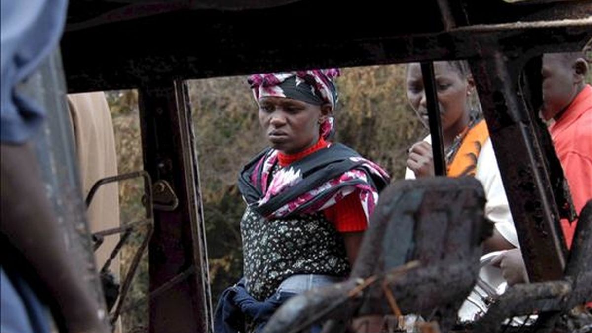 Fotografía de archivo fechada el 1 de febrero de 2009 de un coche calcinado tras la explosión de un camión cisterna en Molo, Kenia. EFE/Archivo