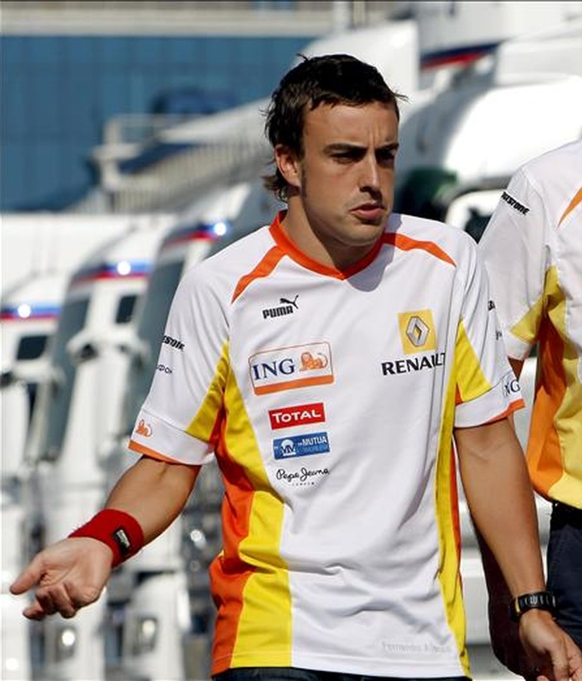 El piloto español Fernando Alonso reiteró su confianza en el equipo Renault a seis días del Gran Premio de Gran Bretaña pero advirtió que "hay que ser realistas" con respecto a las posibilidades en el presente Mundial de Fórmula uno. EFE/Archivo