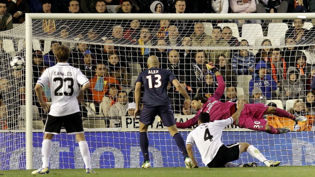 El defensa francés del Valencia, Adil Rami (2d), tras batir al guardameta del PSG, el italiano Salvatore Sirigu El defensa francés del Valencia, Adil Rami (2d), tras batir al guardameta del PSG, el italiano Salvatore Sirigu