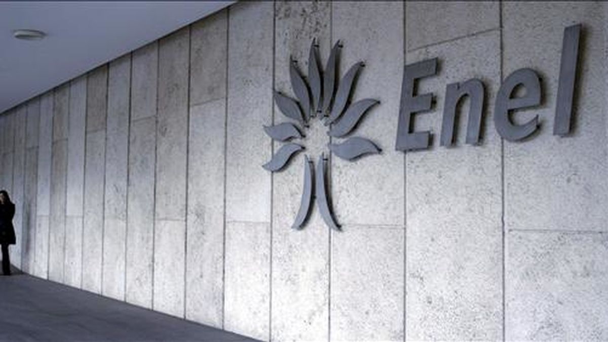 ITALIA ARCHIVO ENEL-ENDESA:ROM99.ROMA (ITALIA).20/2/2009.-Fotografía de archivo del 27 de febrero de 2007 que muestra la sede de Enel en Roma, Italia.Una docena de bancos han firmado ya la concesión de un préstamo de 8.000 millones de euros a la eléctrica italiana Enel para que financie la compra del 25 por ciento de Acciona en Endesa, en una operación liderada por el banco Santander, BBVA y Mediobanca, que aportan 1.500 millones de euros cada uno.Según informaron a Efe fuentes próximas a la operación, a estos tres bancos se les unen las dos grandes cajas españolas: La Caixa y Caja Madrid; el japonés Tokyo-Mitsubishi; los italianos Intesa Sanpaolo y Unicredit; los franceses BNP, Natixis y Calyon; y el británico Royal Bank of Scotland.EFE/FRANCESCA RUGGIERO