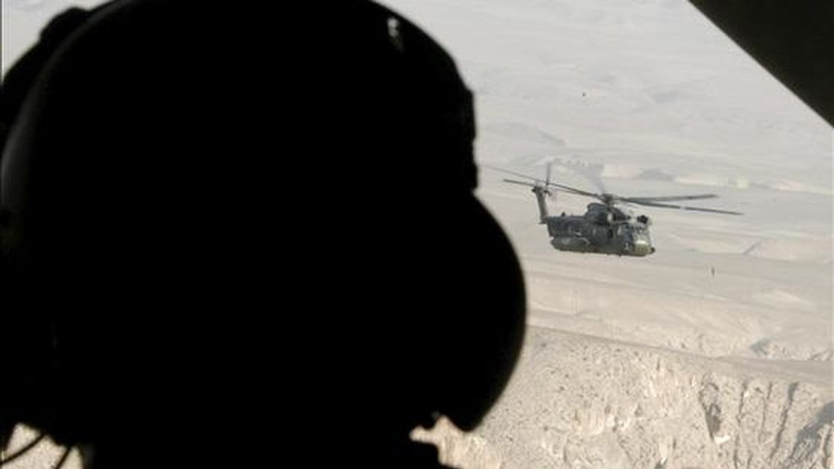 Un militar de las fuerzas de la Alianza Atlántica en Afganistán durante una misión en un helicóptero. EFE/Archivo