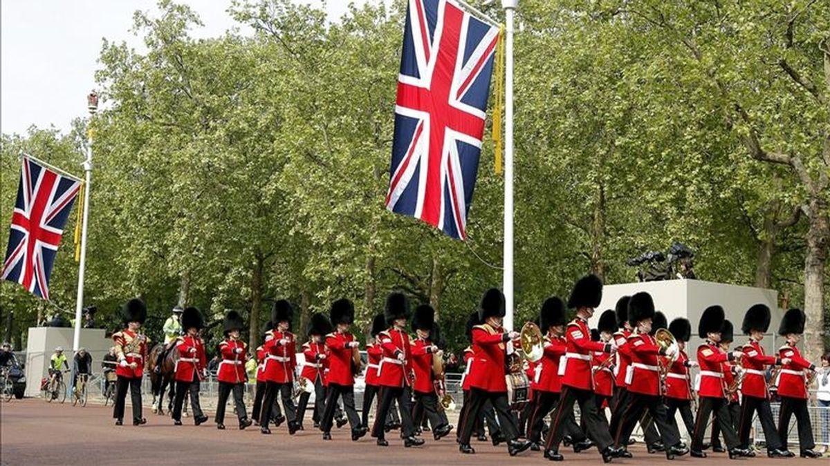 Los soldados de la Guardia Irlandés desfilan en Londres, Reino Unido, hoy, a falta de un día de la boda del príncipe Guillermo con Kate Middleton. EFE