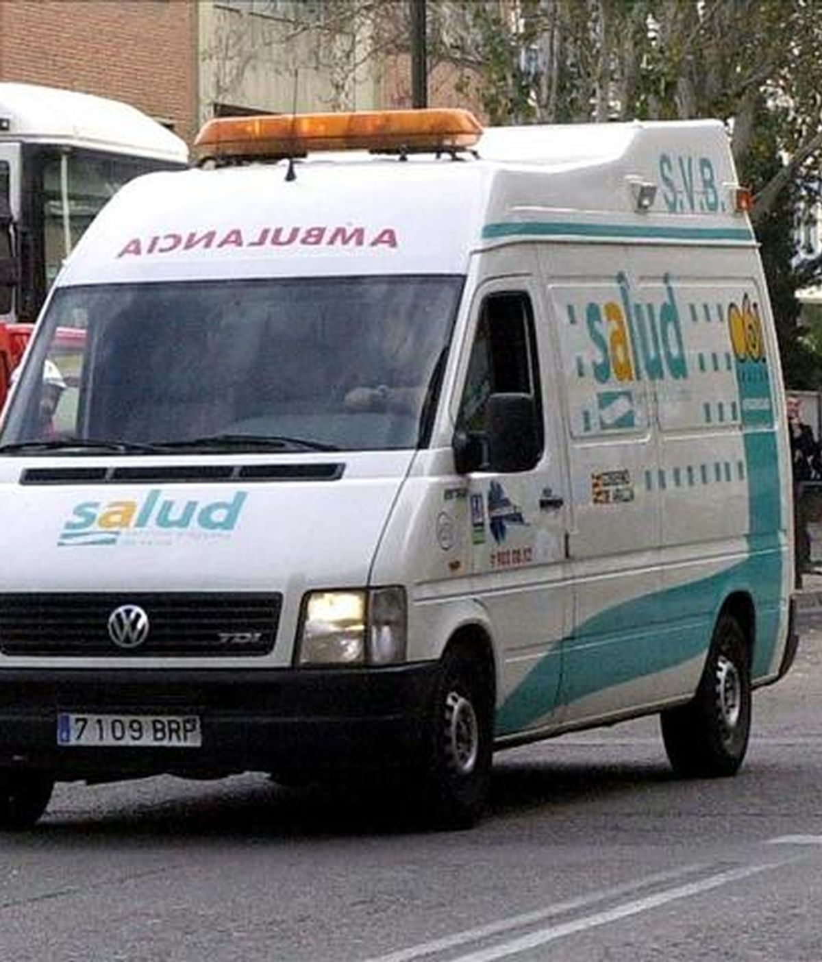 Una ambulancia traslada a un herido en un accidente. EFE/Archivo Una ambulancia traslada a un herido en un accidente. EFE/Archivo