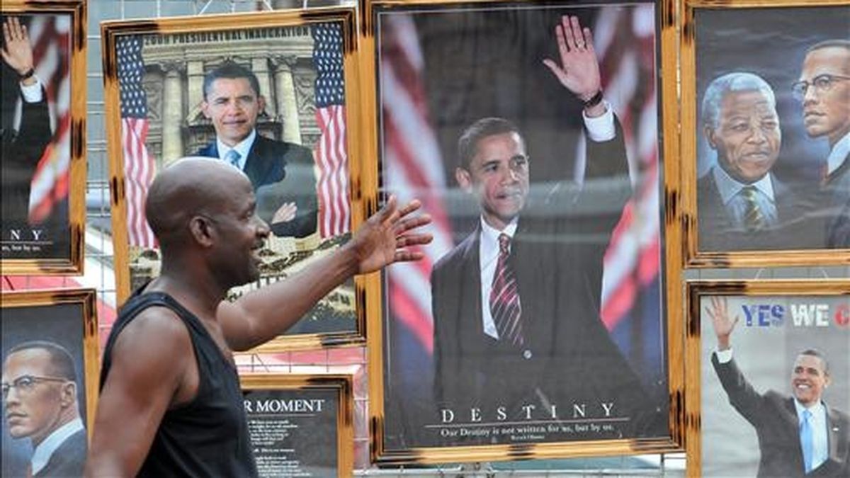 Un hombre camina junto a un puesto callejero en el que se venden afiches del presidente de Estados Unidos, Barack Obama, en Puerto España (Trinidad y Tobago), un día antes de iniciarse la V Cumbre de las Américas. EFE