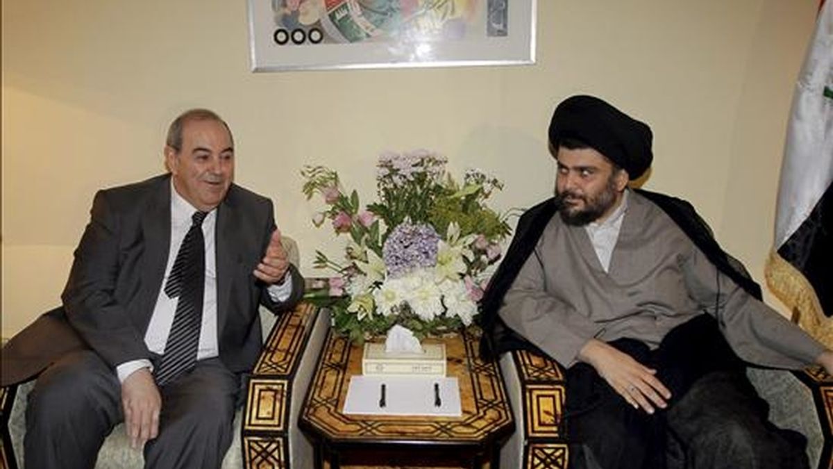 El influyente clérigo radical chií iraquí Muqtada al Sadr (d) hablando con el ex primer ministro iraquí Ayad Alaui, líder de la coalición vencedora en las elecciones iraquíes, en Damasco este lunes. EFE